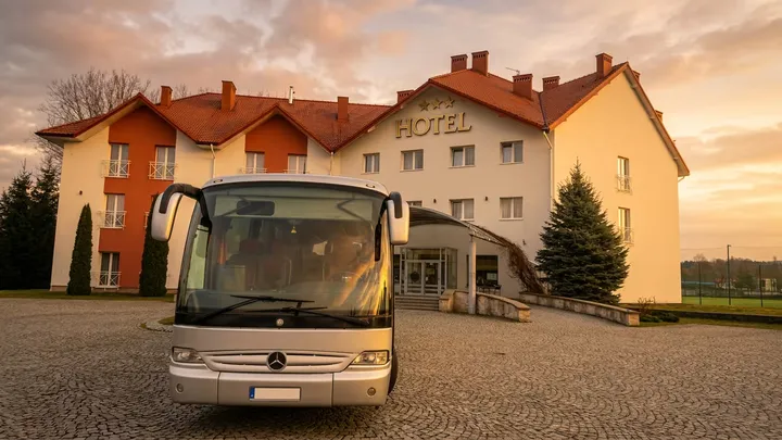 Srebrny autokar Mercedes zaparkowany przed hotelem, gotowy na nocny transport gości weselnych w Krakowie